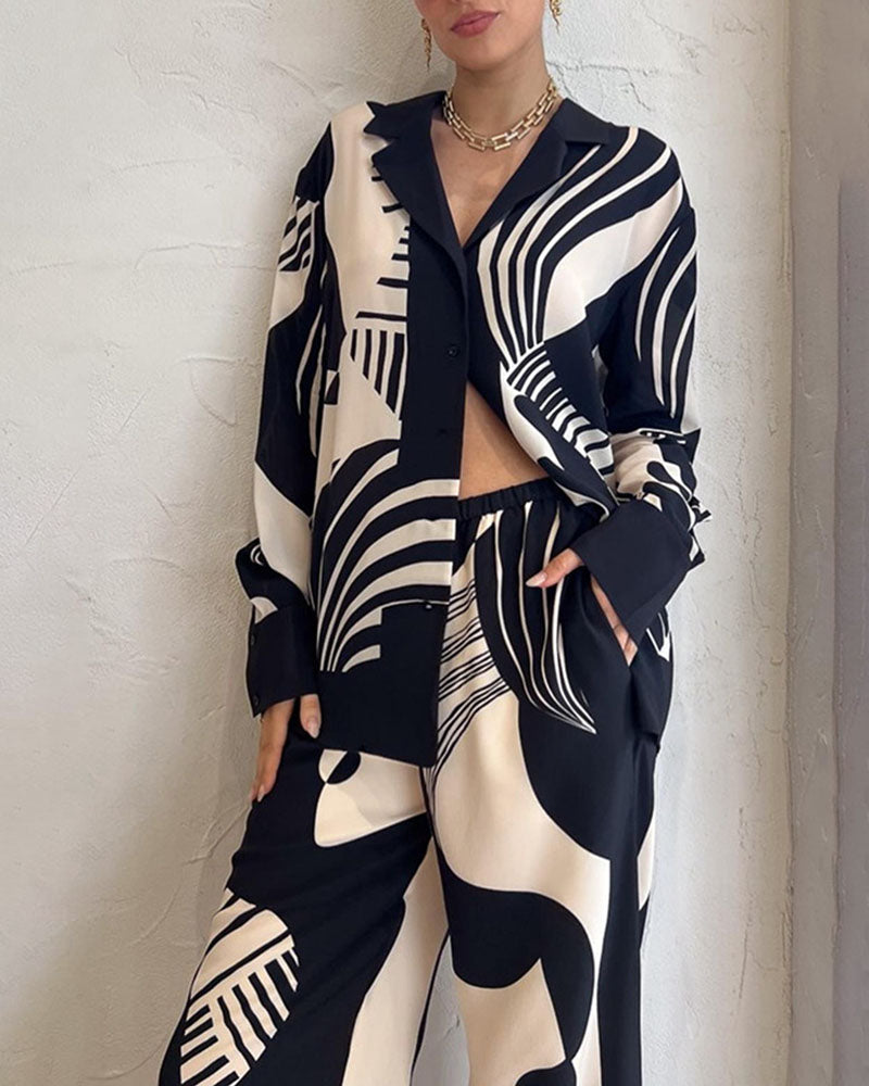 Conjunto de duas peças solto com lapela estampada em preto e branco
