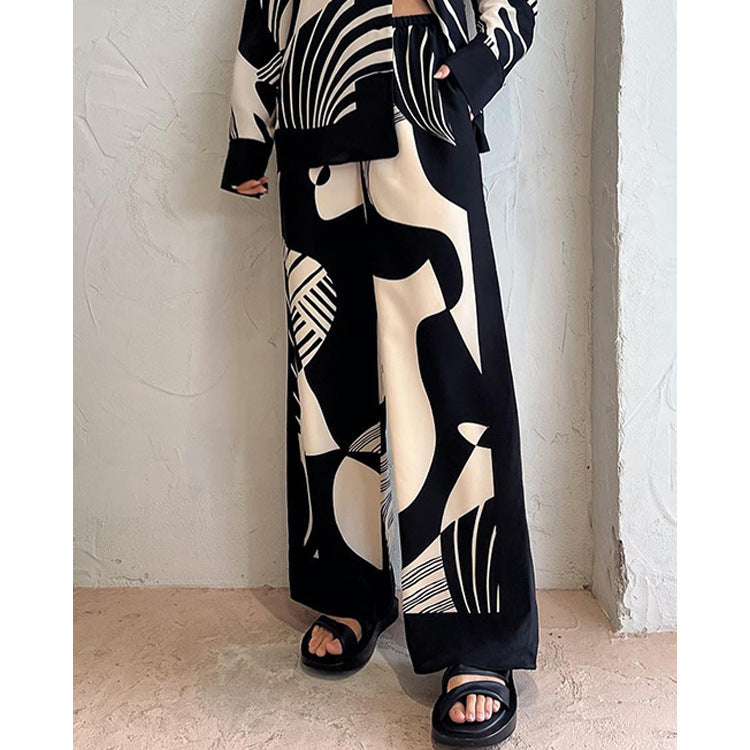 Conjunto de duas peças solto com lapela estampada em preto e branco