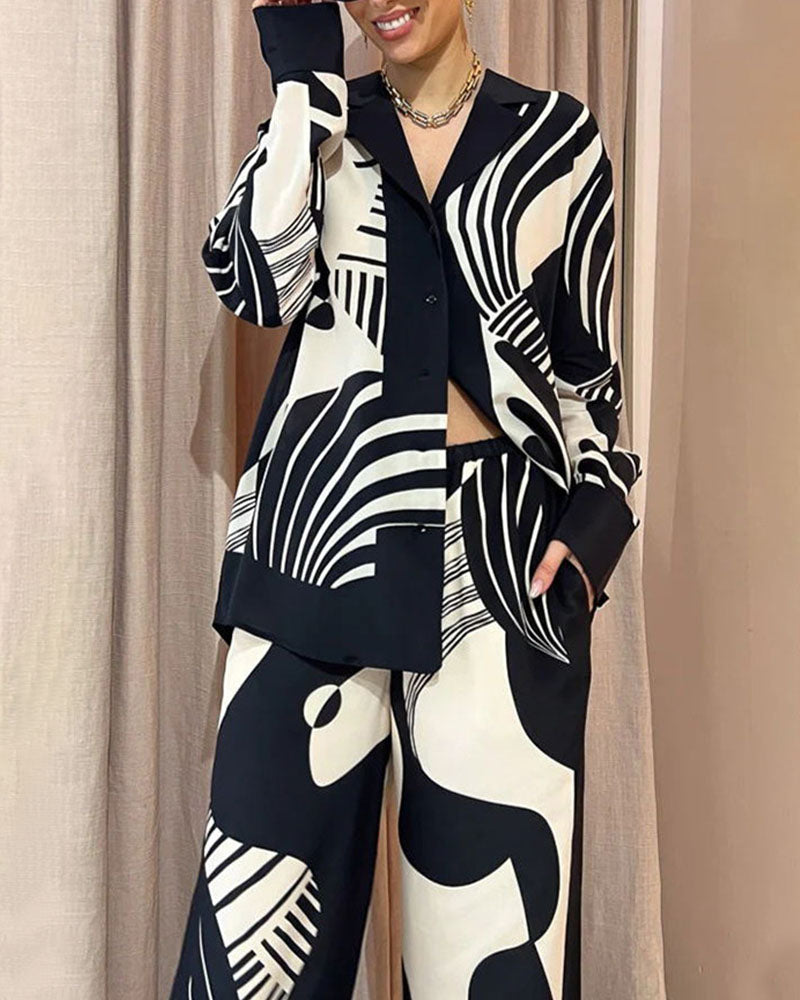Conjunto de duas peças solto com lapela estampada em preto e branco