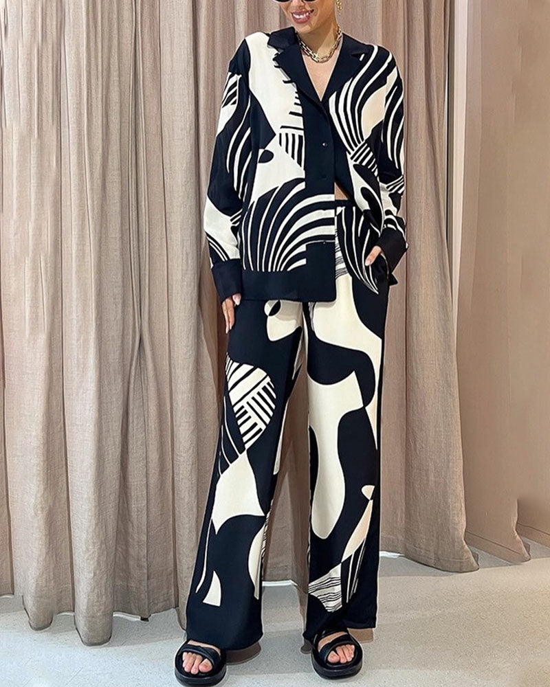Conjunto de duas peças solto com lapela estampada em preto e branco