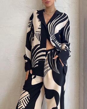 Conjunto de duas peças solto com lapela estampada em preto e branco