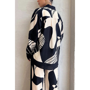 Conjunto de duas peças solto com lapela estampada em preto e branco